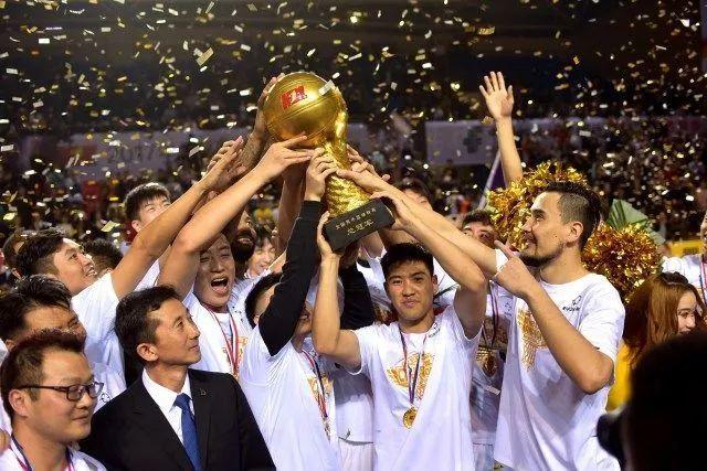 王睿泽22分青岛胜山东 崔晓龙19分江苏负宁波